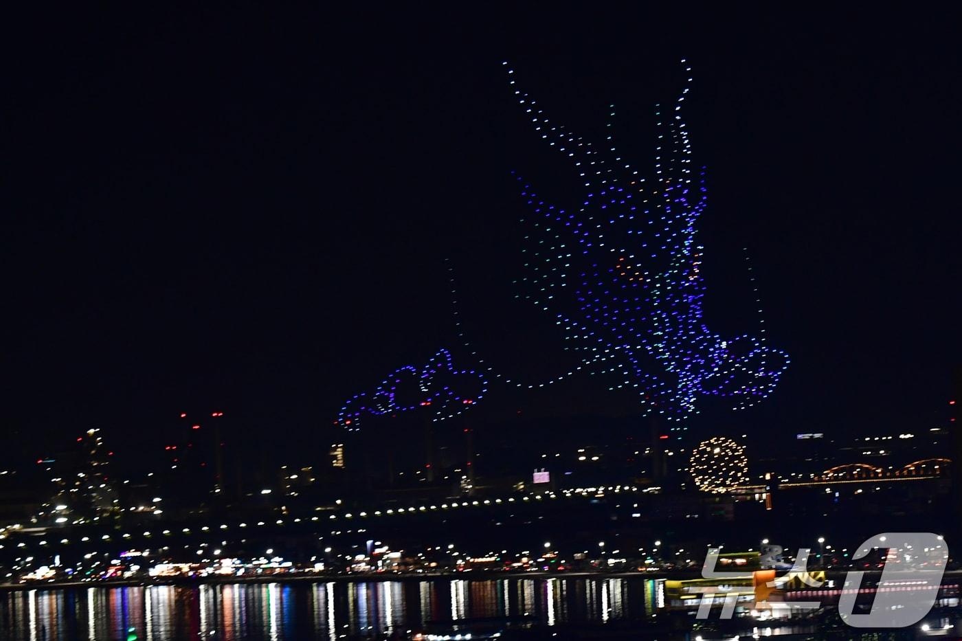 본문 이미지 - 지난해 경북 포항시 북구 영일대해수욕장에서 열린 '국제불빛축제'에 1000대의 드론이 밤하늘을 수놨다. 2024.5.31/뉴스1 ⓒ News1 최창호 기자
