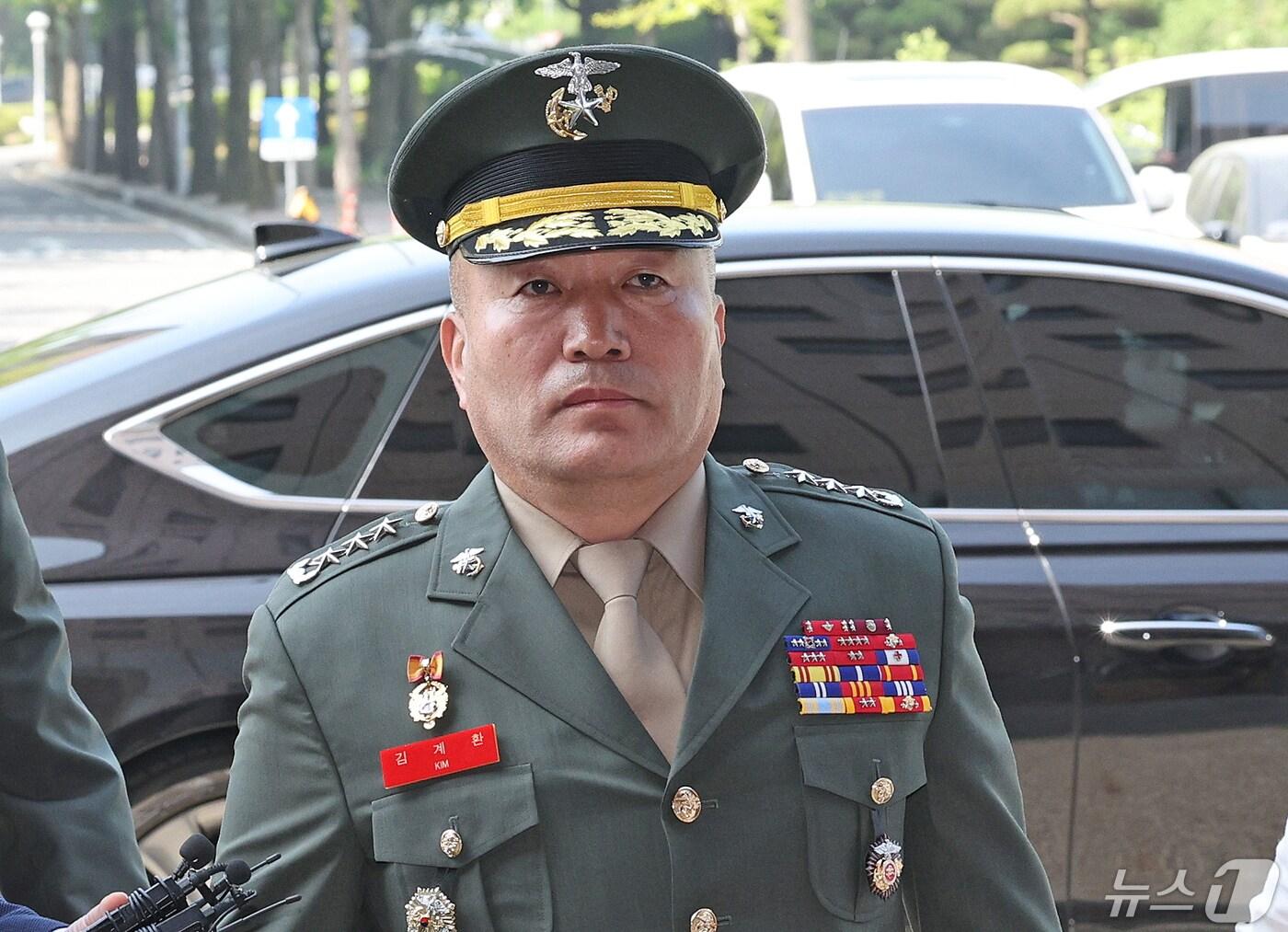 본문 이미지 - 채상병 사건 수사 외압 의혹을 받고 있는 김계환 해병대 사령관이 4일 오전 경기 과천시 정부과천청사 고위공직자범죄수사처에 조사를 받기 위해 출석하고 있다. 2024.5.4/뉴스1 ⓒ News1 장수영 기자