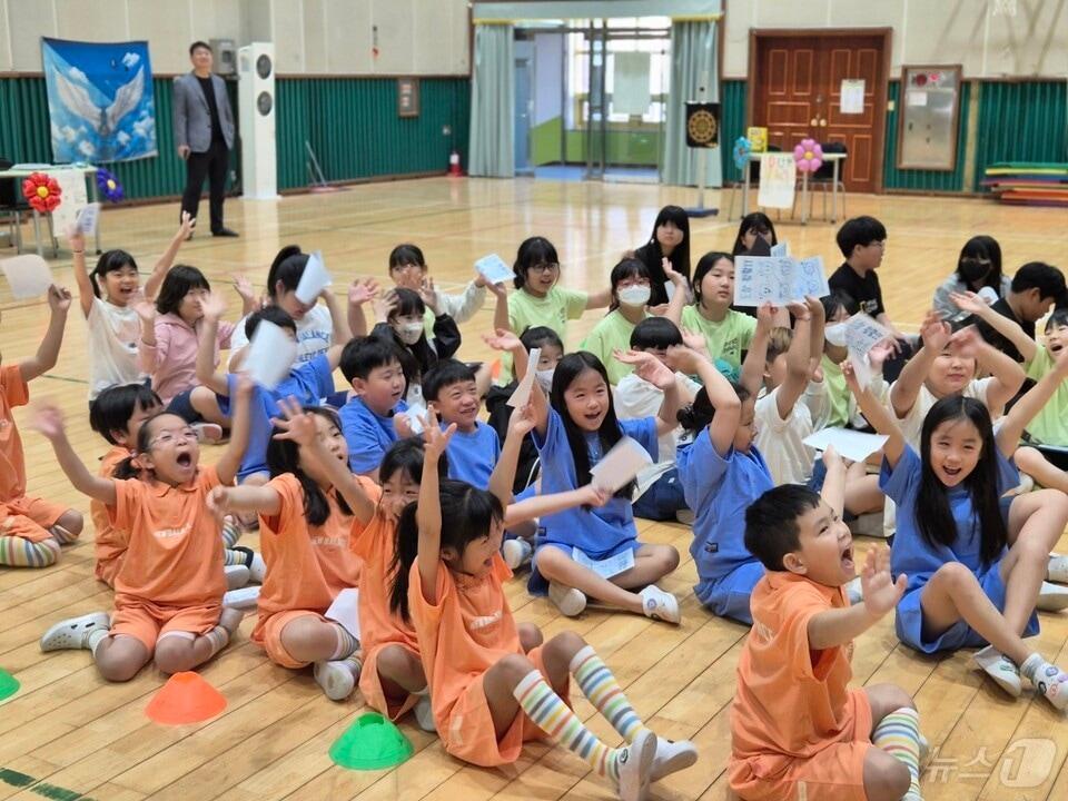 본문 이미지 -  <strong>도화초</strong>(교장 김미경)- 3일 102회 어린이날을 축하하는 각종 체험 이벤트를 도화관에서 열었다.  학생회에서 스스로 기획하고 준비했다. 또 학부모회에서 즉석 간식 코너 등 10개의 부스를 설치하고 지역 여러 기관에서 학년별로 색다른 단체복도 선물했다.(전남교육청 제공)/뉴스1