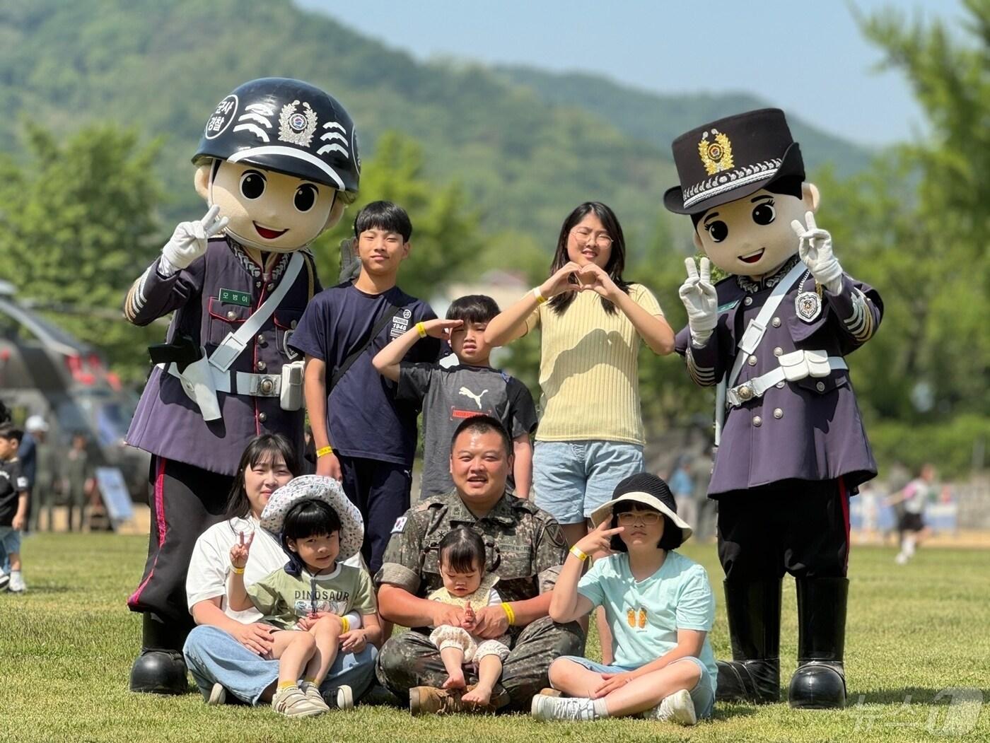 본문 이미지 - 4일 인천시 부평구 육군17사단에서 어린이날을 맞아 열린 부대개방행사에서 이태한 소령(진) 부부와 6남매가 기념촬영을 하고 있다.2024.5.4 ⓒ News1 박소영 기자