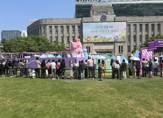 본문 이미지 -  서울광장에 열린 팝업 공간 '해치의 마법마을' (서울시 제공) 
