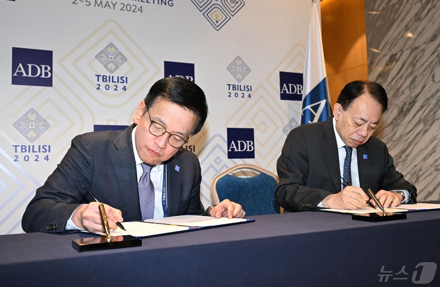 최상목 부총리 겸 기획재정부 장관이 조지아 트빌리시 빌트모어 호텔에서 아사카와 마사츠구 아시아개발은행(ADB) 총재와 경제협력기금(EDCF)-아시아개발은행(ADB) 협조융자 MOU 갱신 서명을 하고 있다. (기획재정부 제공) 2024.5.5/뉴스1 ⓒ News1 박건영 기자