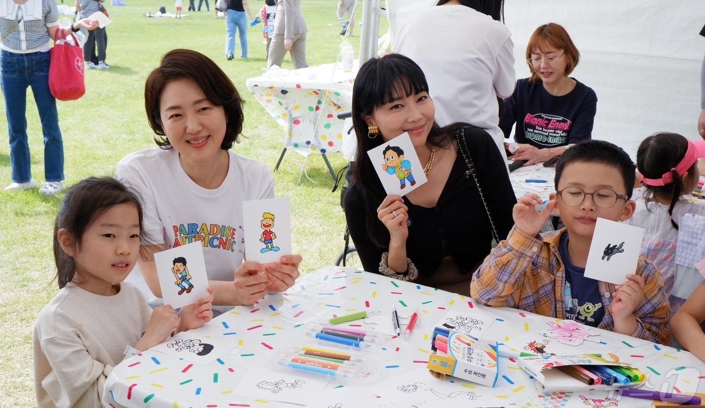 본문 이미지 - 최윤정  파라다이스복지재단 이사장과 오윤아 파라다이스복지재단 이사가 아이소리축제에 참여한 아이들과 초대형 협동화 만들기에 참여하며 기념 사진 촬영을 하고 있다.ⓒ News1 윤슬빈 기자
