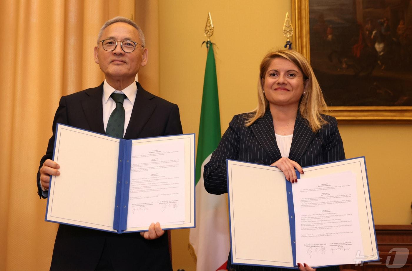 본문 이미지 - 유인촌 문화체육관광부 장관이 3일(현지시간) 이탈리아 로마 외교부 청사에서 마리아 트리포디 이탈리아 외교부 차관과 한국-이탈리아 상호문화교류의 해 성공적 추진을 위한 양해각서(MOU)를 체결하고 기념촬영을 하고 있다. 문체부 제공.