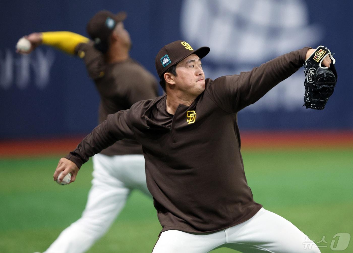 본문 이미지 - 미국 프로야구 메이저리그&#40;MLB&#41; 샌디에이고 파드리스로 진출했던 고우석이 4일&#40;현지시간&#41; 마이애미 말린스로 트레이드 됐다. MLB닷컴 등은 샌디에이고가 고우석 등 유망주 4명을 마이애미 말린스로 보내는 대가로 루이스 아라에즈를 영입하는 트레이드에 합의했다고 보도했다. 사진은 지난 3월 21일 서울 구로구 고척스카이돔에서 열리는 2024 미국 메이저리그&#40;MLB&#41; 월드투어 서울시리즈 당시 훈련하는 고우석의 모습. 2024.5.4/뉴스1 ⓒ News1 박정호 기자