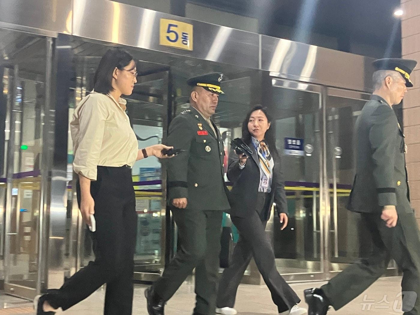 본문 이미지 - '해병대 채 상병 순직사건 수사 외압 의혹'의 주요 피의자로 지목된 김계환 사령관이 5일 오전 0시25분 고위공직자범죄수사처의 소환조사에 출석한 지 14시간여 만에 귀가했다. 2024.5.5./ⓒ 뉴스1 김기성 기자