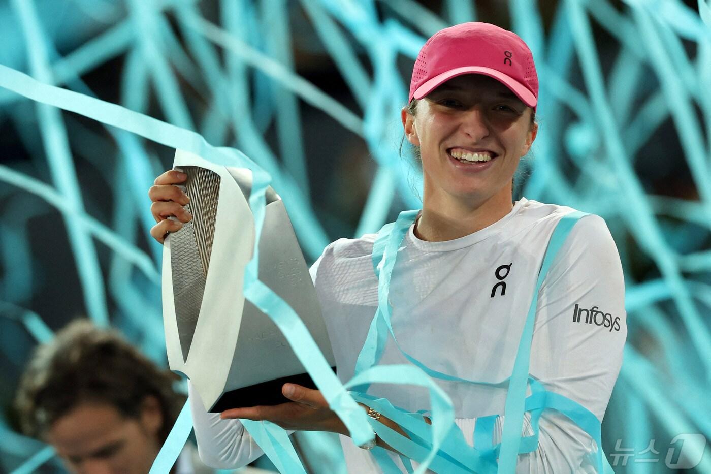 본문 이미지 - WTA 투어 무투아 마드리드오픈에서 정상에 오른 이가 시비옹테크. ⓒ AFP=뉴스1