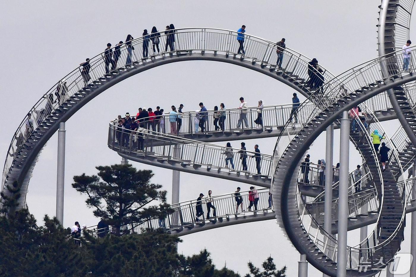 본문 이미지 - 경북 포항시 북구 환여동 스페이스 워크에서 가족나들이객들이 즐거운 시간을 보내고 있는 모습. (뉴스1 자료) ⓒ News1 최창호 기자