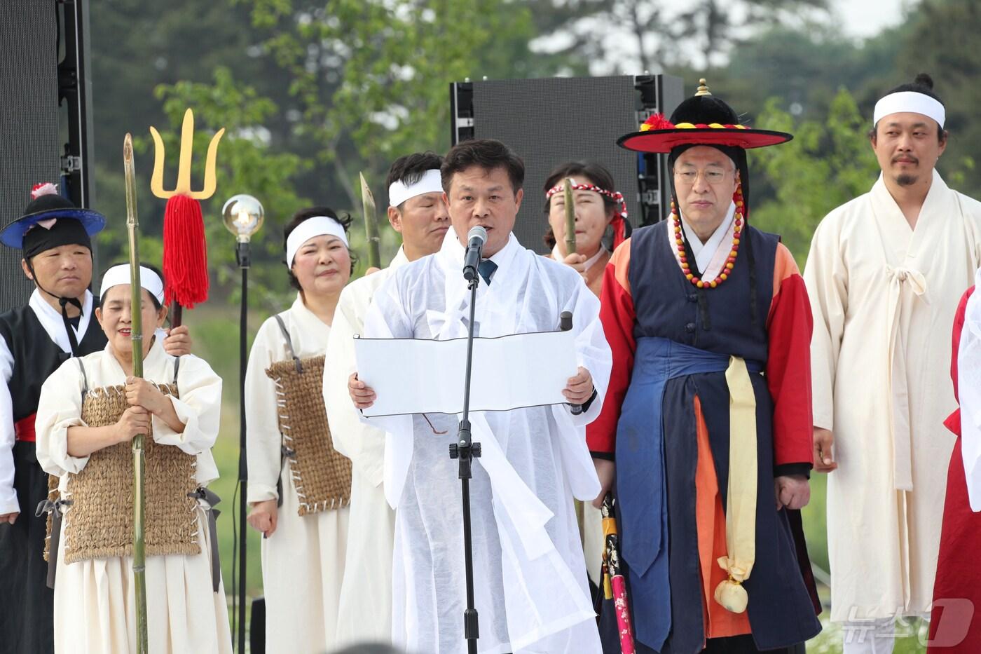 본문 이미지 - 제57회 정읍 동학농민혁명기념제가 동학농민혁명 기념일인 황토현 전승일에 맞춰 이달 11일 전북자치도 정읍시 덕천면 동학농민혁명기념공원에서 열린다. 지난해 기념제 행사에서 이학수 정읍시장이 선언문을 낭독하고 있다.(정읍시 제공)2024.5.5/뉴스1 