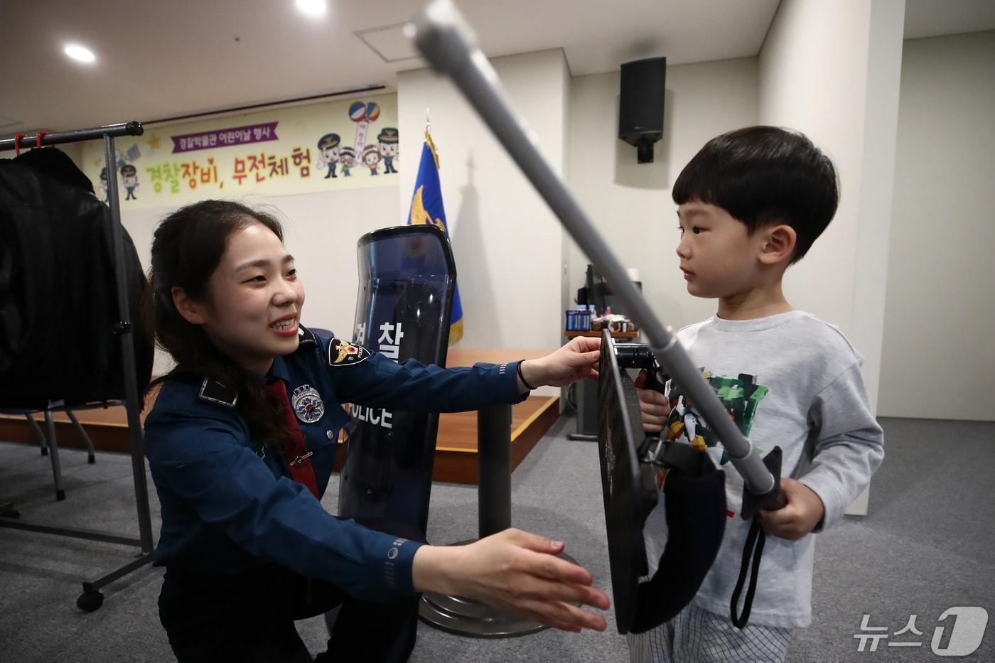 지난 5월 5일 오전 서울 종로구 국립경찰박물관에서 열린 어린이날 기념행사에 참가한 어린이들이 경찰장비 체험을 하고 있다. 2024.5.5/뉴스1 ⓒ News1 이광호 기자