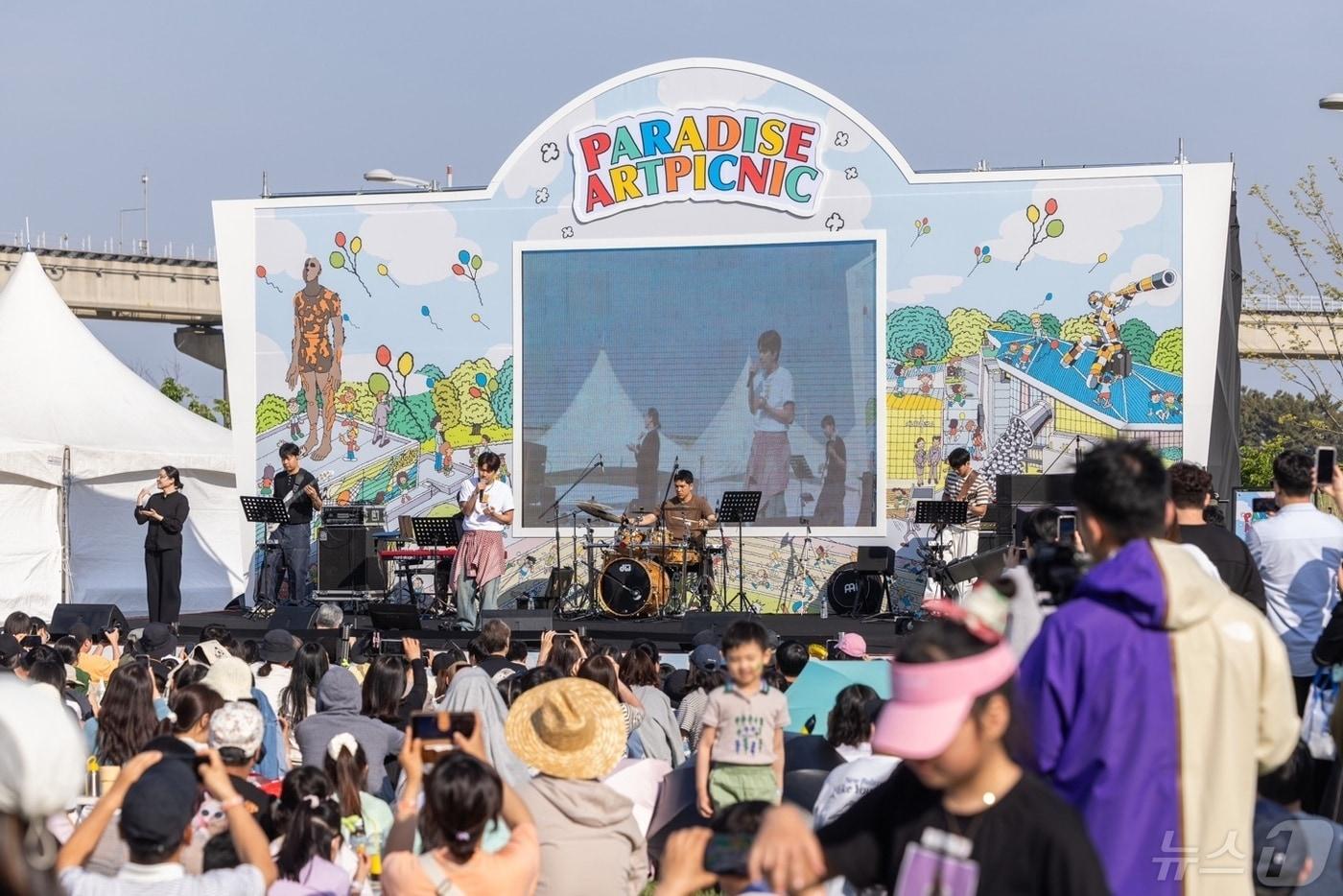 본문 이미지 - 인천 영종도 파라다이스시티에서 열린 ‘제14회 아이소리축제’에서 가수 이무진이 축하 공연을 펼치고 있다. (파라다이스시티 제공)