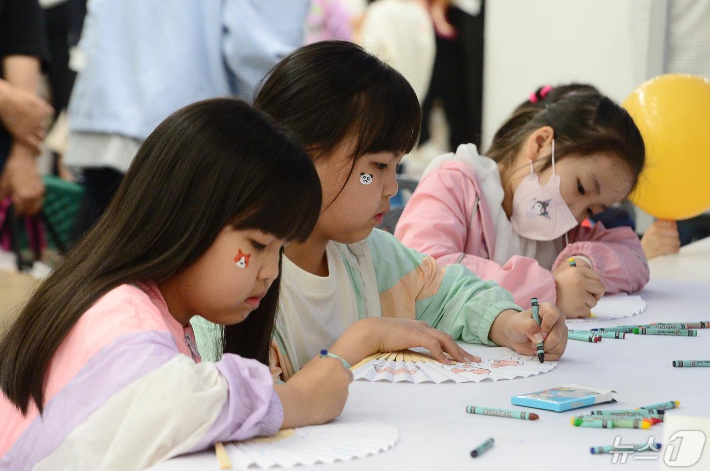 어린이날 행사에서 어린이들이 체험 행사에 참여하고 있다. /뉴스1 ⓒ News1 이승현 기자
