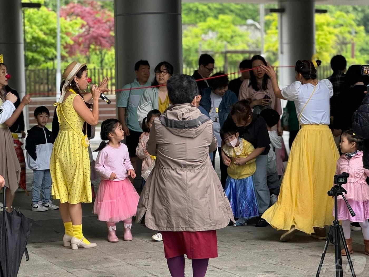 본문 이미지 - 5일 어린이날을 맞아 인천시 부평구 십정동 부평아트센터에서 열린 '부평 키즈페스티벌 놀이, 터 가는길' 행사를 어린이들이 즐기고 있다. 2024.5.5/뉴스1 ⓒ News1 박소영 기자
