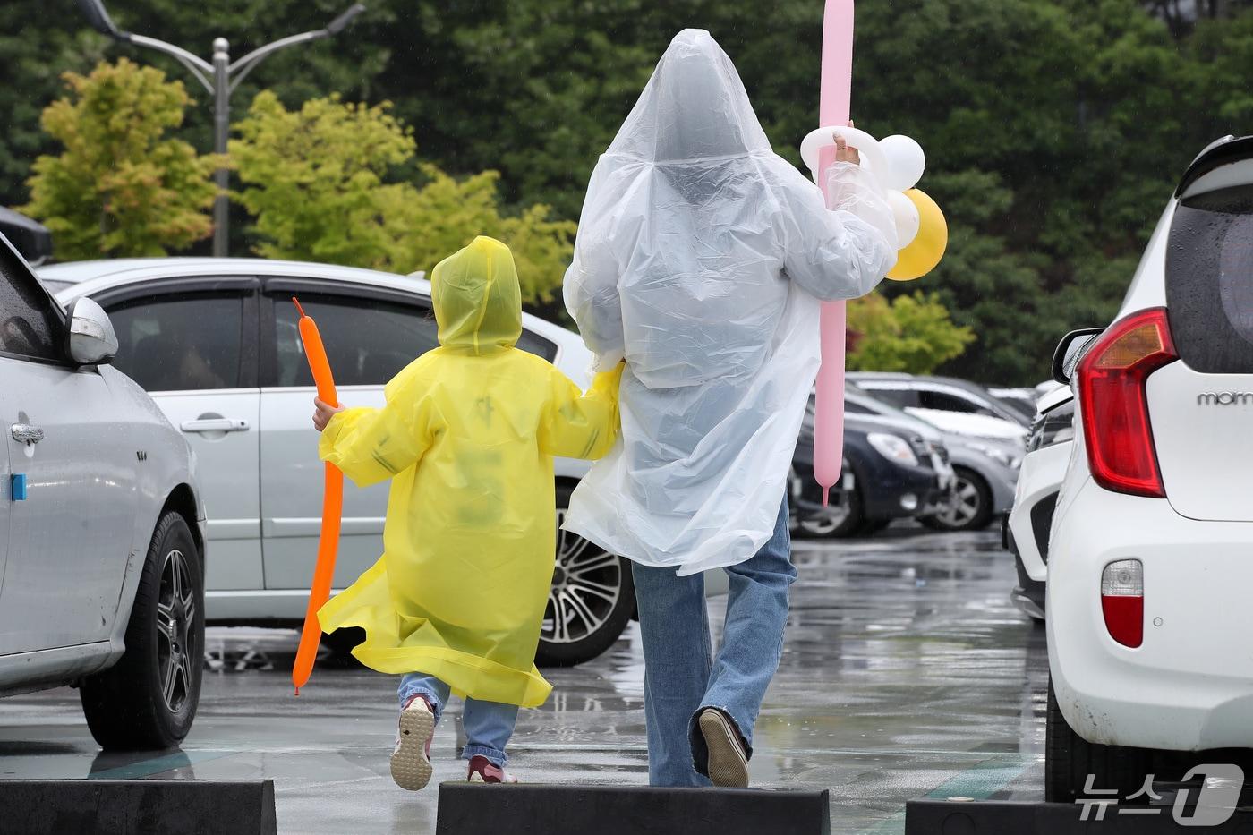 어린이날인 5일 오후 대구 삼성라이온즈파크에서 열릴 예정이었던 프로야구 롯데 자이언츠와 삼성 라이온즈의 경기가 아침부터 내린 비 때문에 취소되자 어린이를 동반해 야구장을 찾았던 가족들이 아쉬움을 남긴 채 발걸음을 돌리고 있다.  2024.5.5/뉴스1 ⓒ News1 공정식 기자