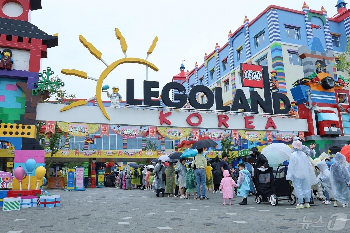 강원 춘천 레고랜드 정문 앞에 우산과 우비를 쓴 어린이들이 부모와 함께 입장을 하기 위해 기다리고 있다.(자료사진)/뉴스1 DB