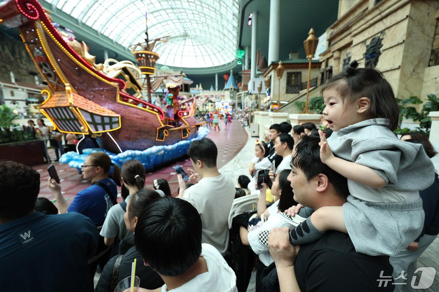 본문 이미지 - 어린이날인 5일 오후 서울 송파구 롯데월드 어드벤처에서 한 어린이가 퍼레이드를 보며 손을 흔들고 있다. 2024.5.5/뉴스1 ⓒ News1 신웅수 기자