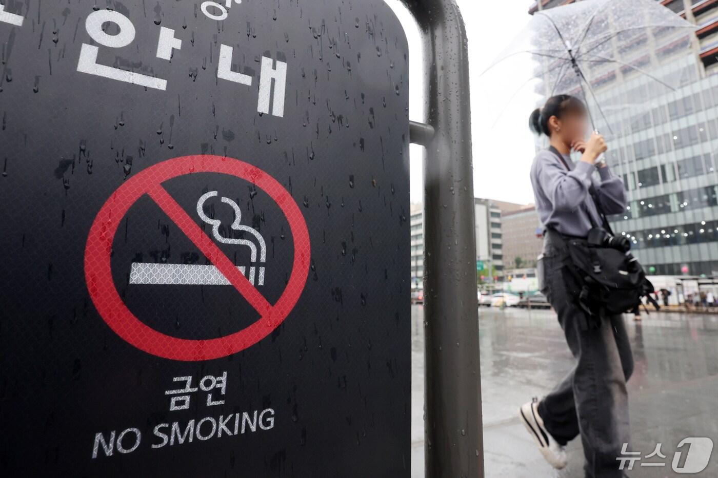  서울 종로구 광화문광장 이용안내 게시판 금연 문구 2024.5.5/뉴스1 ⓒ News1 