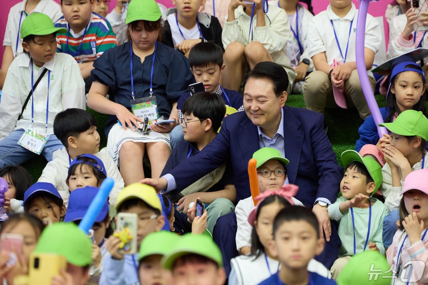 윤석열 대통령이 5일 제102회 어린이날을 맞아 청와대 연무관에서 열린 어린이 초청행사에 참석해 어린이들과 버블매직쇼 공연 관람 전 인사를 나누고 있다. (대통령실 제공) 2024.5.5/뉴스1 ⓒ News1 안은나 기자