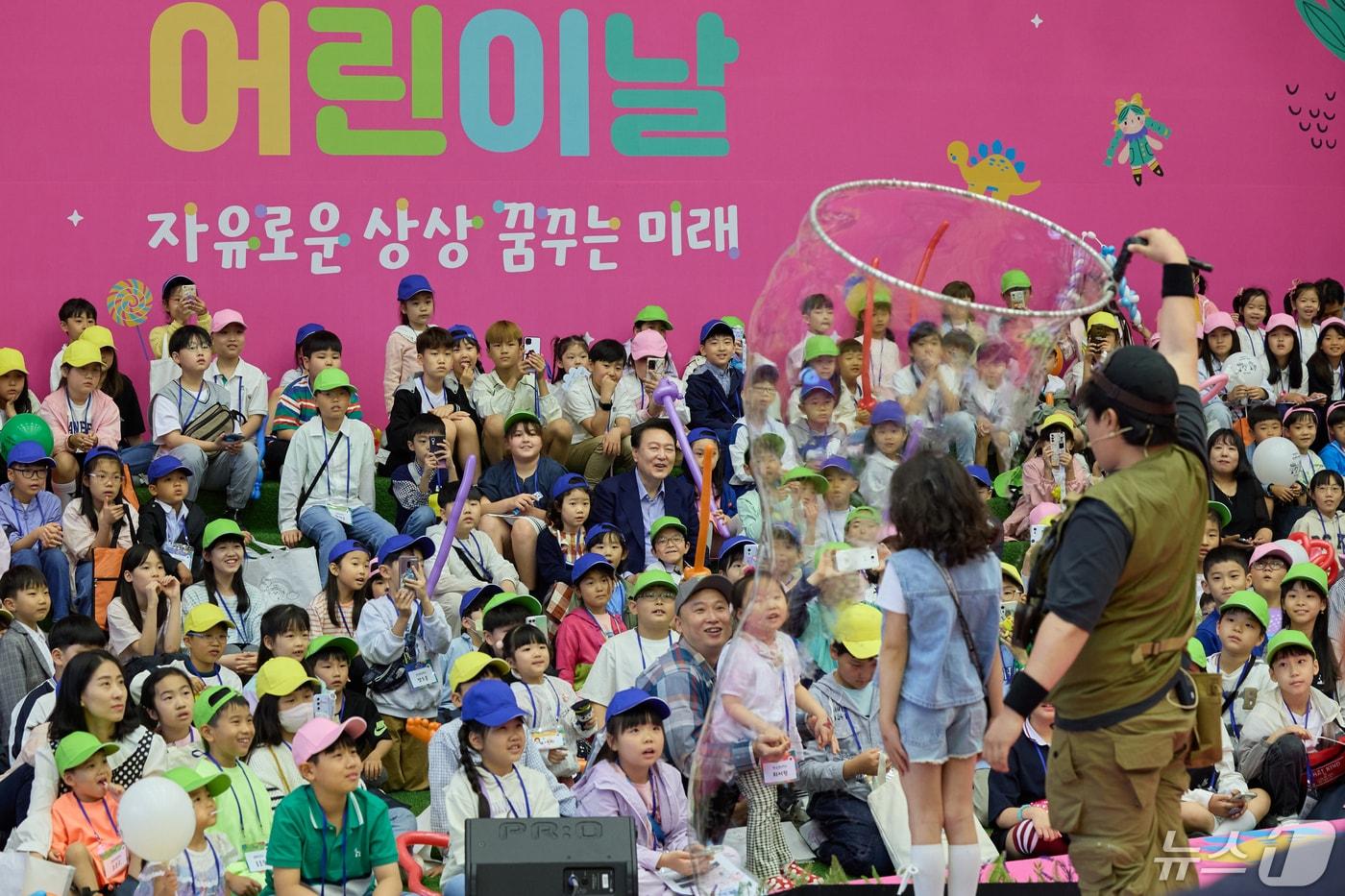 본문 이미지 - 윤석열 대통령이 5일 제102회 어린이날을 맞아 청와대 연무관에서 열린 어린이 초청행사에 참석해 버블매직쇼 공연을 관람하고 있다. (대통령실 제공) 2024.5.5/뉴스1 ⓒ News1 안은나 기자