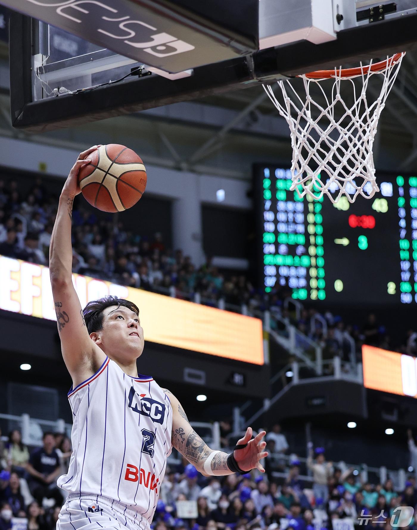 본문 이미지 - 5일 오후 경기도 수원시 권선구 수원KT소닉붐아레나에서 열린 '2023-2024 정관장 프로농구' 챔피언결정전 5차전 수원 KT와 부산 KCC의 경기에서 부산 최준용이 덩크슛을 시도하고 있다. 2024.5.5/뉴스1 ⓒ News1 이재명 기자