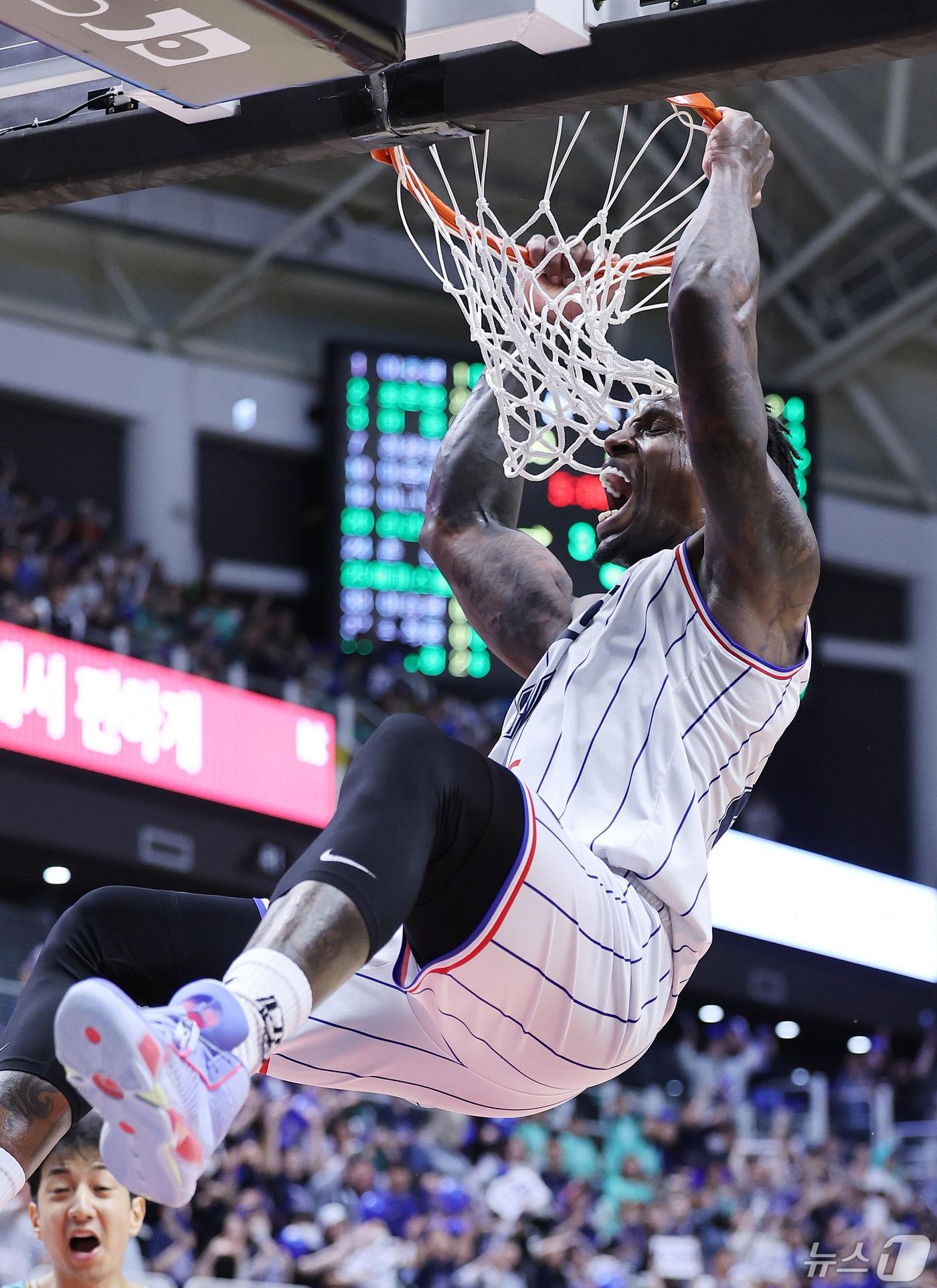 본문 이미지 - 5일 오후 경기도 수원시 권선구 수원KT소닉붐아레나에서 열린 '2023-2024 정관장 프로농구' 챔피언결정전 5차전 수원 KT와 부산 KCC의 경기에서 부산 라건아가 덩크슛을 하고 있다. 2024.5.5/뉴스1 ⓒ News1 이재명 기자
