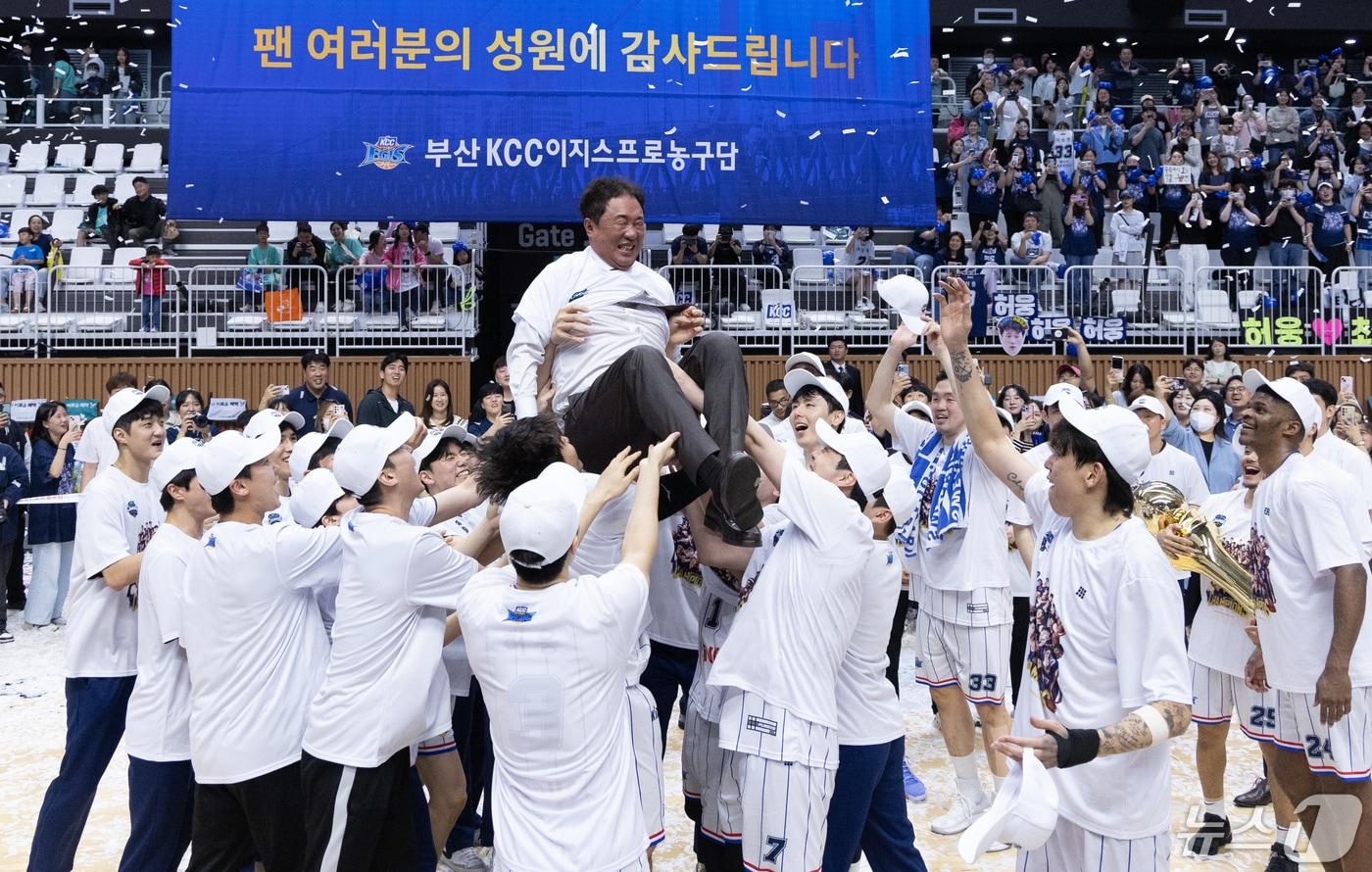 본문 이미지 - 5일 오후 경기도 수원시 권선구 수원KT소닉붐아레나에서 열린 '2023-2024 정관장 프로농구' 챔피언결정전 5차전 수원 KT와 부산 KCC의 경기에서 우승을 차지한 KCC 선수들이 전창진 감동을 헹가래 치고 있다. 2024.5.5/뉴스1 ⓒ News1 이재명 기자