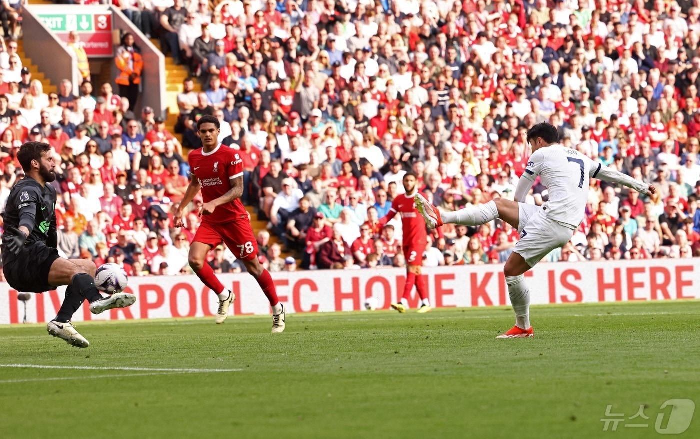 본문 이미지 - 리버풀을 상대로 득점하는 손흥민 ⓒ AFP=뉴스1