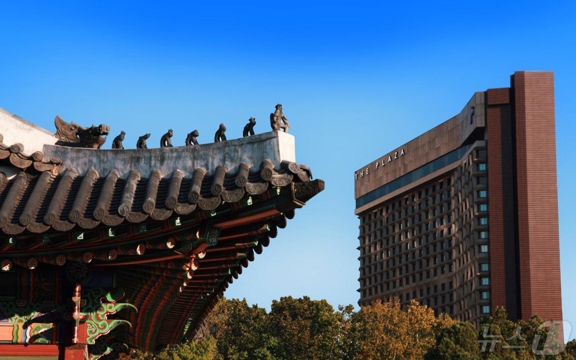 본문 이미지 - 덕수궁에서 바라보는 더 플라자 전경(한화호텔앤드리조트 제공)