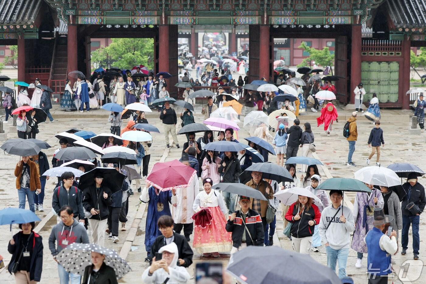 본문 이미지 - 서울 종로구 경복궁이 궂은 날씨에도 불구하고 우산을 쓴 시민들과 외국인 관광객들로 북적이고 있다. 2024.5.6/뉴스1 ⓒ News1 민경석 기자
