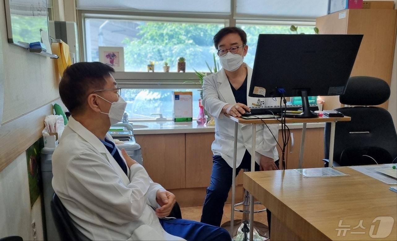 본문 이미지 - 폐암 수술을 받은 한봉주 온종합병원 성형외과 전문의(왼쪽)와 최필조 폐암수술센터장.(온종합병원 제공)