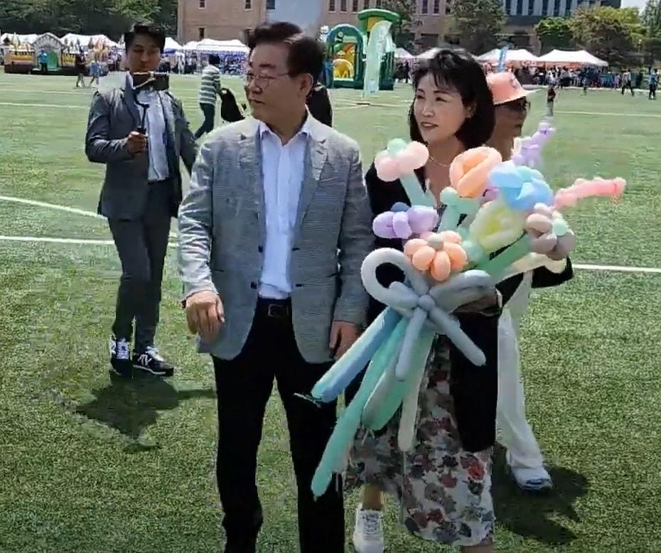 본문 이미지 -  이재명 더불어민주당 대표와 배우자 김혜경 씨.(이재명TV 캡처)