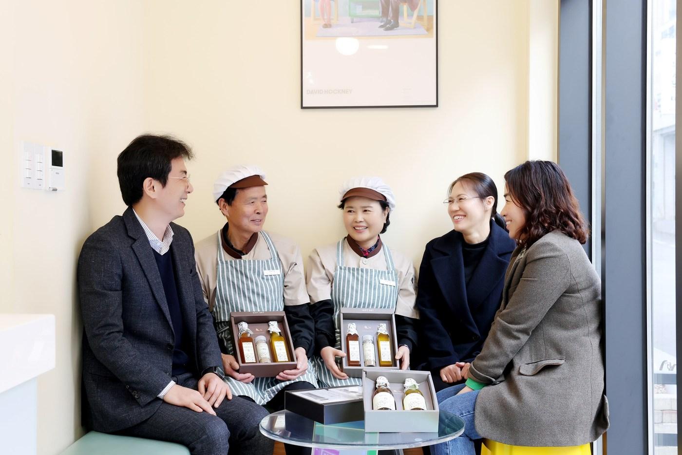 홈플러스와 한국노인인력개발원이 가정의 달을 앞두고 지난달 25일 전개한 온라인 '시니어마켓' 기획전 행사 상품이 하루 만에 완판됐다.(홈플러스제공)