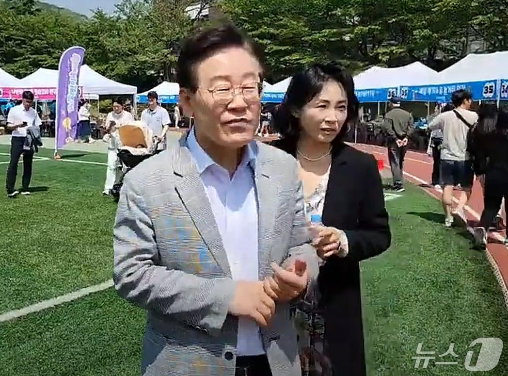 본문 이미지 - 이재명 더불어민주당 대표와 배우자인 김혜경씨가 지난 4일 인천 계양구 경인교육대학교에서 열린 인천 어린이 놀이 축제와 계양 아라온 행사에서 행사장을 살펴보고 있다. (이재명 유튜브 캡쳐) 2024.5.6/뉴스1 ⓒ News1 송원영 기자