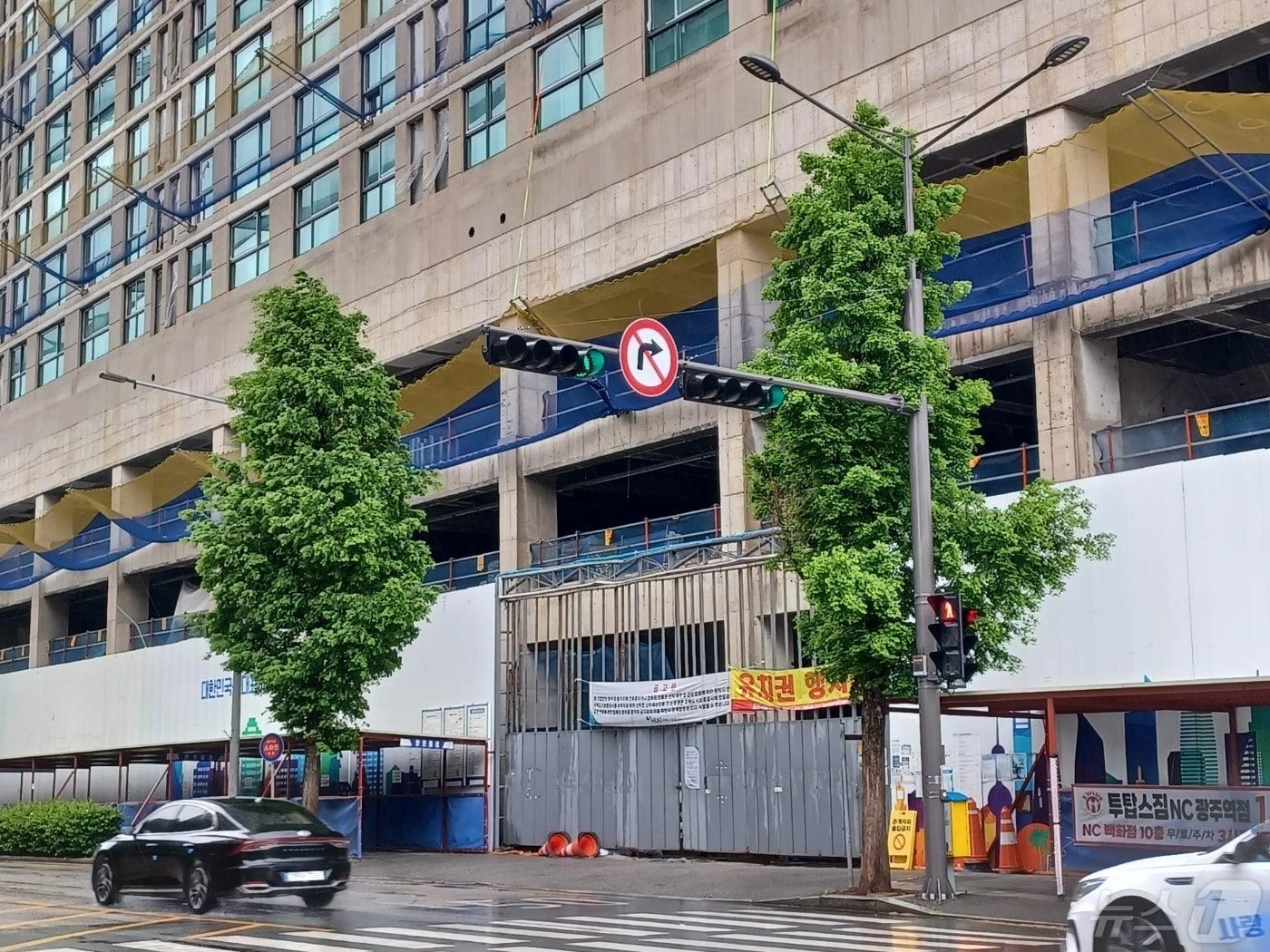 본문 이미지 - 법원에 기업회생 절차 개시를 신청한 한국건설이 짓고 있는 광주 북구 신안동 한국아델리움 신축공사 현장. 6일 오후 공사는 멈춰있고 '유치권 행사중'이라는 현수막이 내걸려 있다.2024.5.6/뉴스1 ⓒ News1 박영래 기자