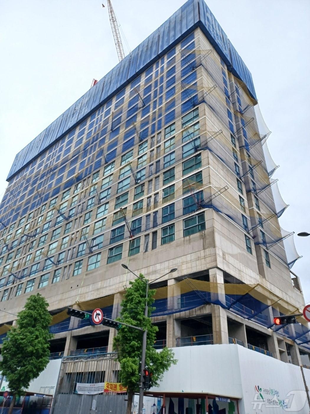 본문 이미지 - 법원에 기업회생 절차 개시를 신청한 한국건설이 짓고 있는 광주 북구 신안동 한국아델리움 신축공사 현장. 2024.5.6/뉴스1 ⓒ News1