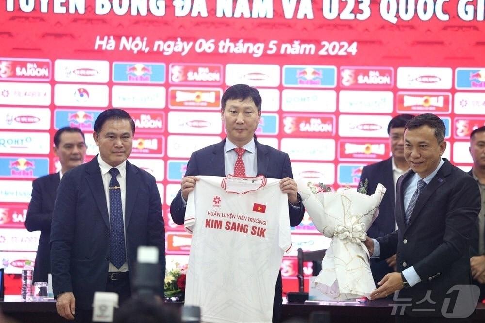 본문 이미지 - 베트남 축구대표팀 사령탑으로 선임된 김상식 감독이 6일(한국시간) 하노이 베트남축구협회에서 열린 취임 기자회견에서 기념촬영을 하고 있다. (디제이매니지먼트 제공) 2024.5.6/뉴스1