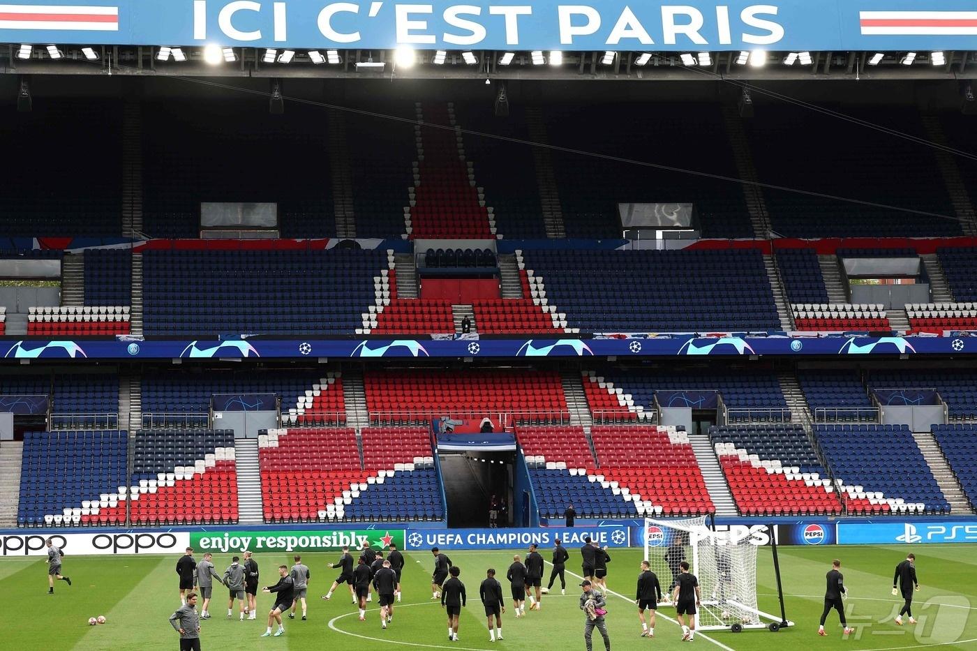 본문 이미지 - 바티엔 없이 파리 원정을 온 도르트문트 선수단ⓒ AFP=뉴스1