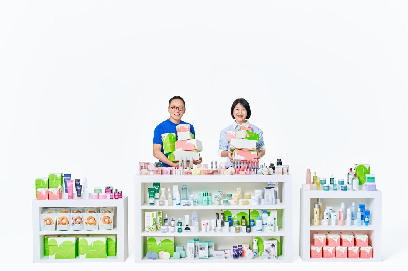 (왼쪽부터)정태영 현대카드 부회장과 이선정 올리브영 대표이사가 기념사진 촬영을 하고 있다.(현대카드 제공)