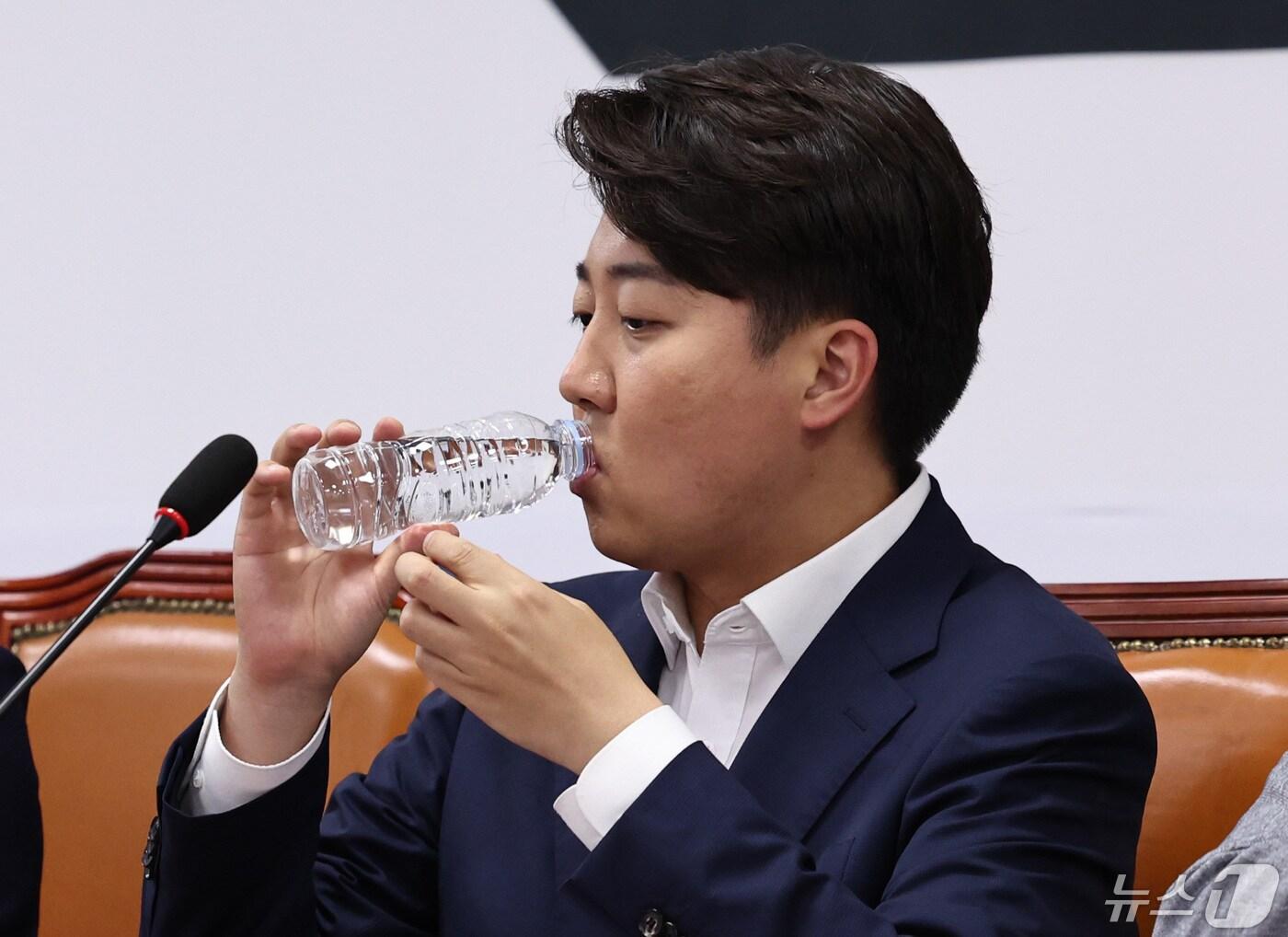 본문 이미지 - 이준석 개혁신당 대표가 7일 오전 서울 여의도 국회에서 열린 최고위원회의에 참석해 물을 마시고 있다. 2024.5.7/뉴스1 ⓒ News1 구윤성 기자