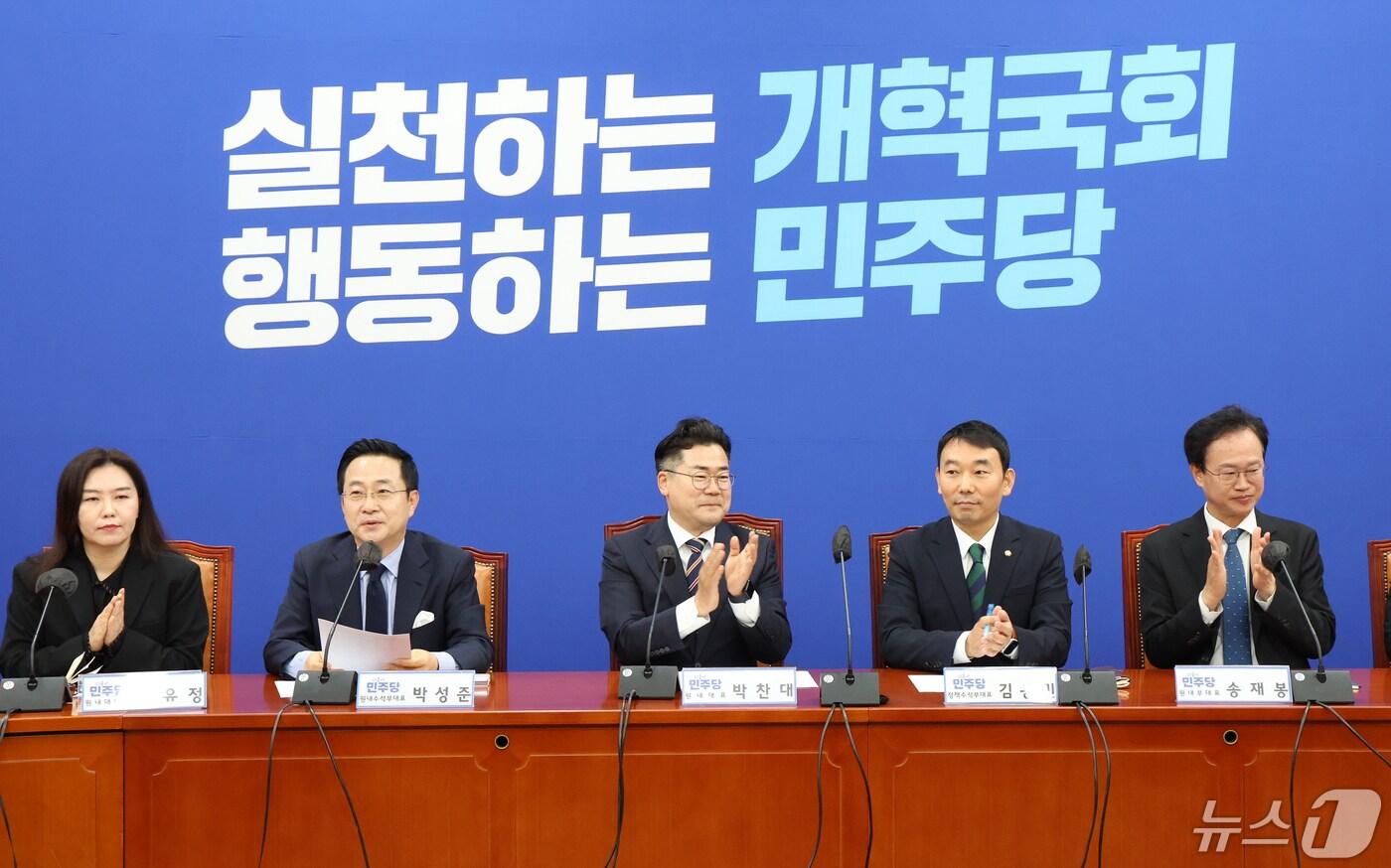 본문 이미지 - 박찬대 더불어민주당 원내대표가 7일 서울 여의도 국회에서 열린 원내대책회의에서 박수를 치고 있다. 2024.5.7/뉴스1 ⓒ News1 송원영 기자