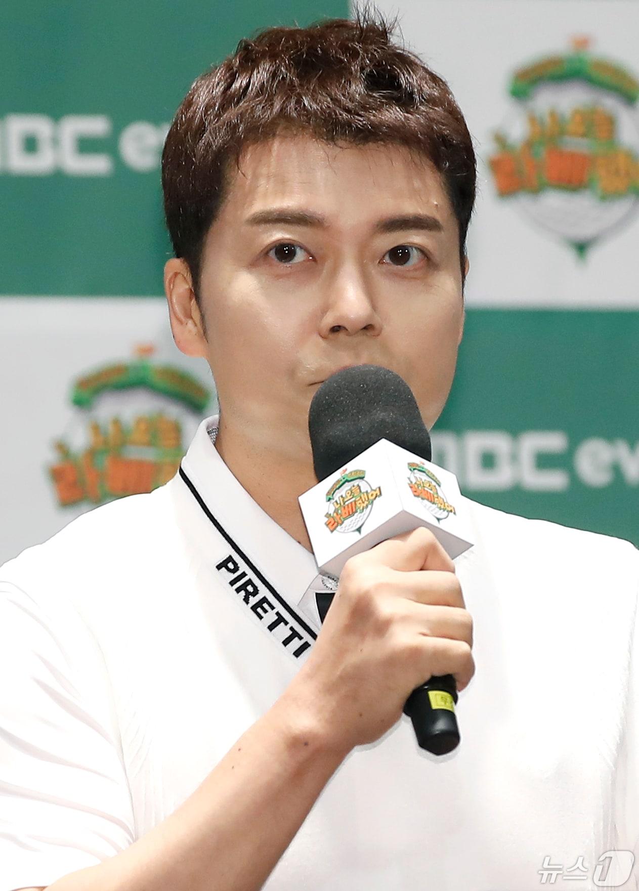 본문 이미지 - 방송인 전현무가 7일 오전 서울 중구 장충동 앰배서더 서울 풀만 호텔에서 열린 MBC 에브리원 '나 오늘 라베했어' 제작발표회에서 인사말을 하고 있다. '나 오늘 라베했어'는 골프 초보 전현무와 권은비가 자타공인 연예계 골프 고수 김국진과 문정현 프로를 만나 라베(라이프타임 베스트 스코어) 100타의 벽을 깨기 위해 고군분투하는 과정을 그린 리얼리티 예능이다. 2024.5.7/뉴스1 ⓒ News1 권현진 기자