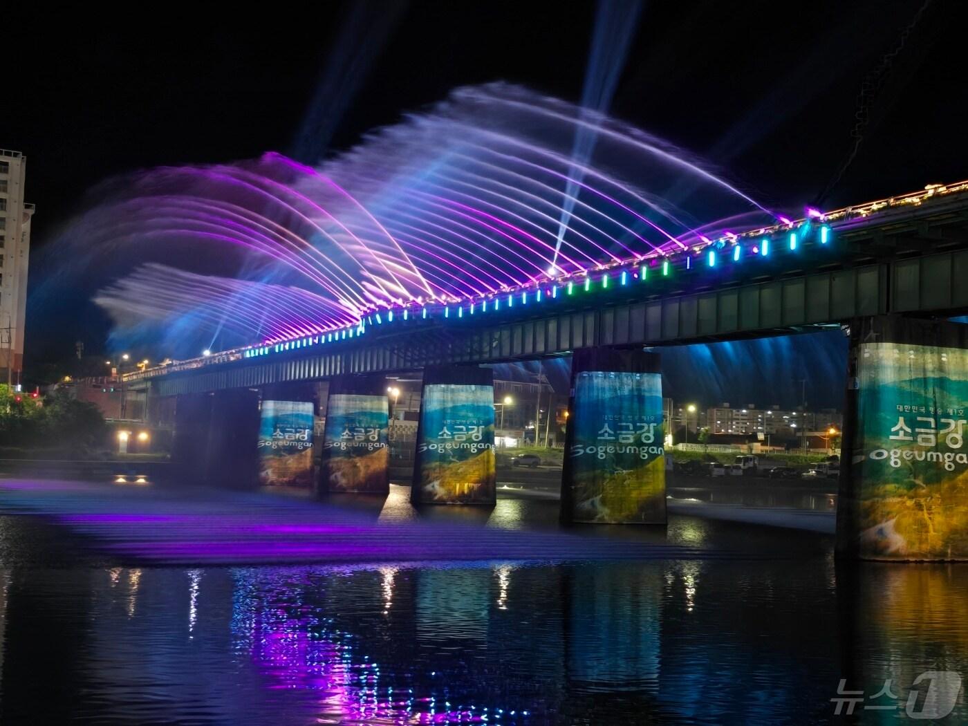 본문 이미지 - 강릉 월화교 분수조명.(강릉시 제공) 2024.5.7/뉴스1