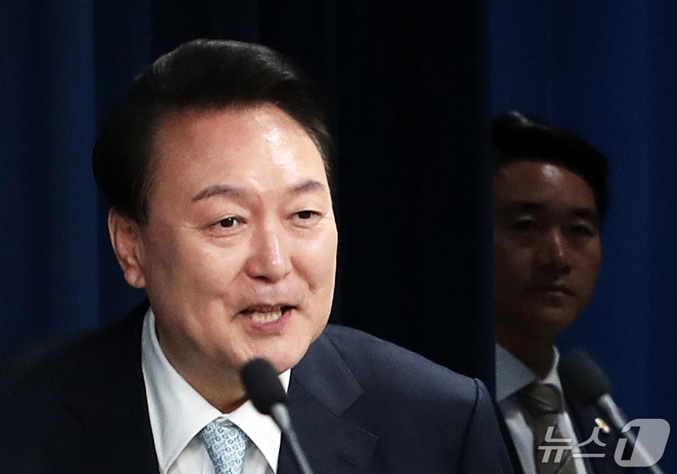 본문 이미지 - 윤석열 대통령이 7일 용산 대통령실 청사 브리핑룸에서 신임 민정수석비서관에 인선 결과를 발표하기 위해 입장하고 있다. 2024.5.7/뉴스1 ⓒ News1 오대일 기자