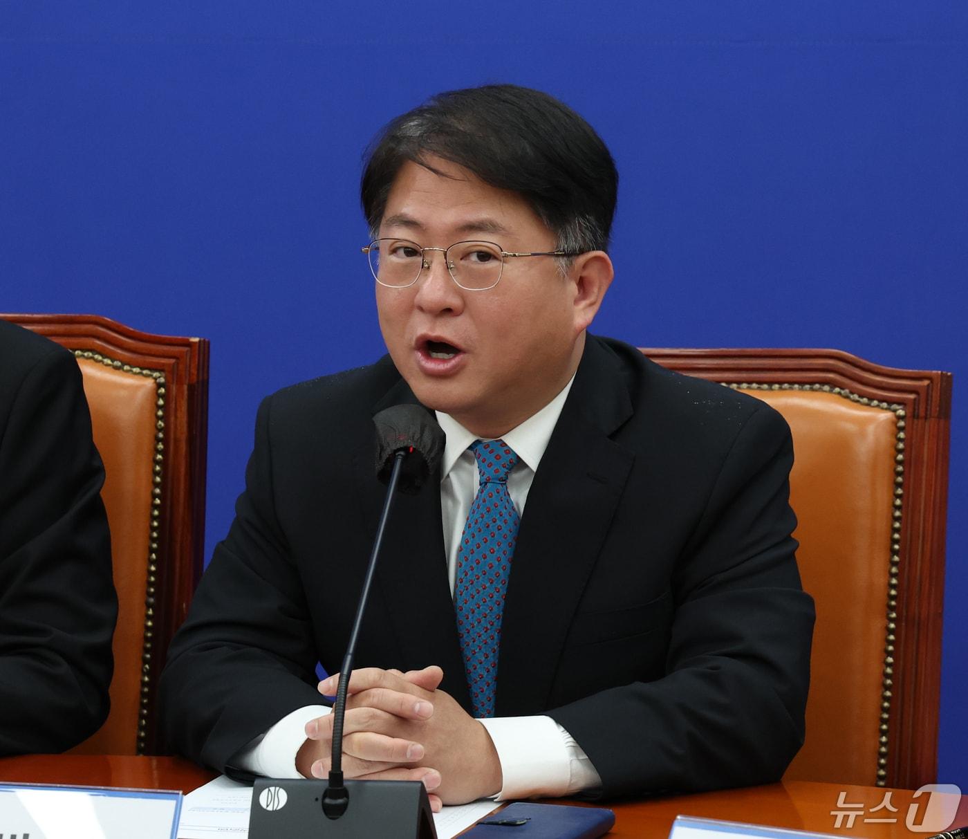 본문 이미지 - 박민규 더불어민주당 원내부대표가 서울 여의도 국회에서 열린 원내대책회의에서 발언을 하고 있다. 2024.5.7/뉴스1 ⓒ News1 송원영 기자