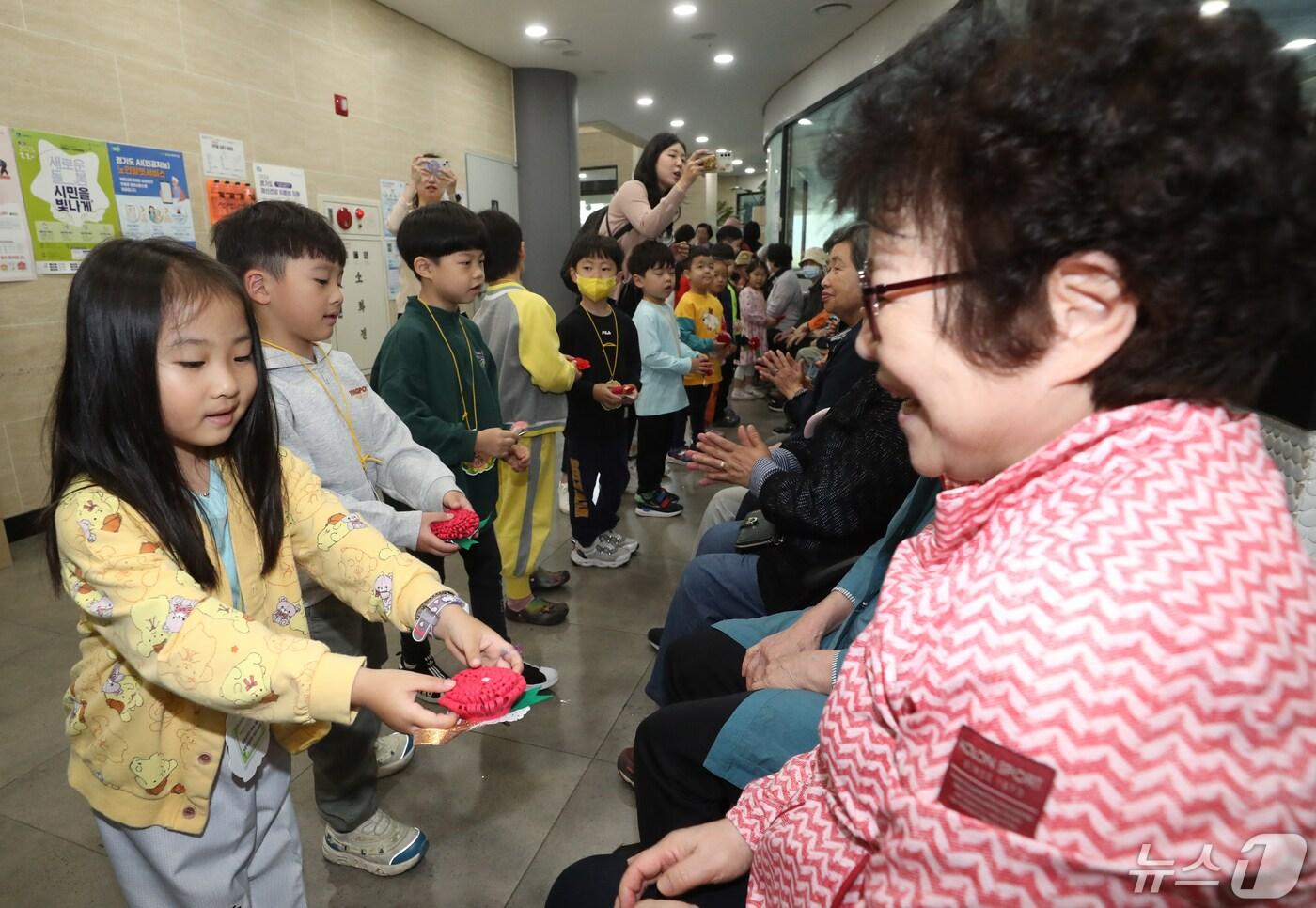 본문 이미지 - 7일 경기 수원시 팔달구 팔달노인복지관에서 관내 어린이집 아이들이 어르신들에게 카네이션을 달아주고 있다. ⓒ News1 김영운 기자