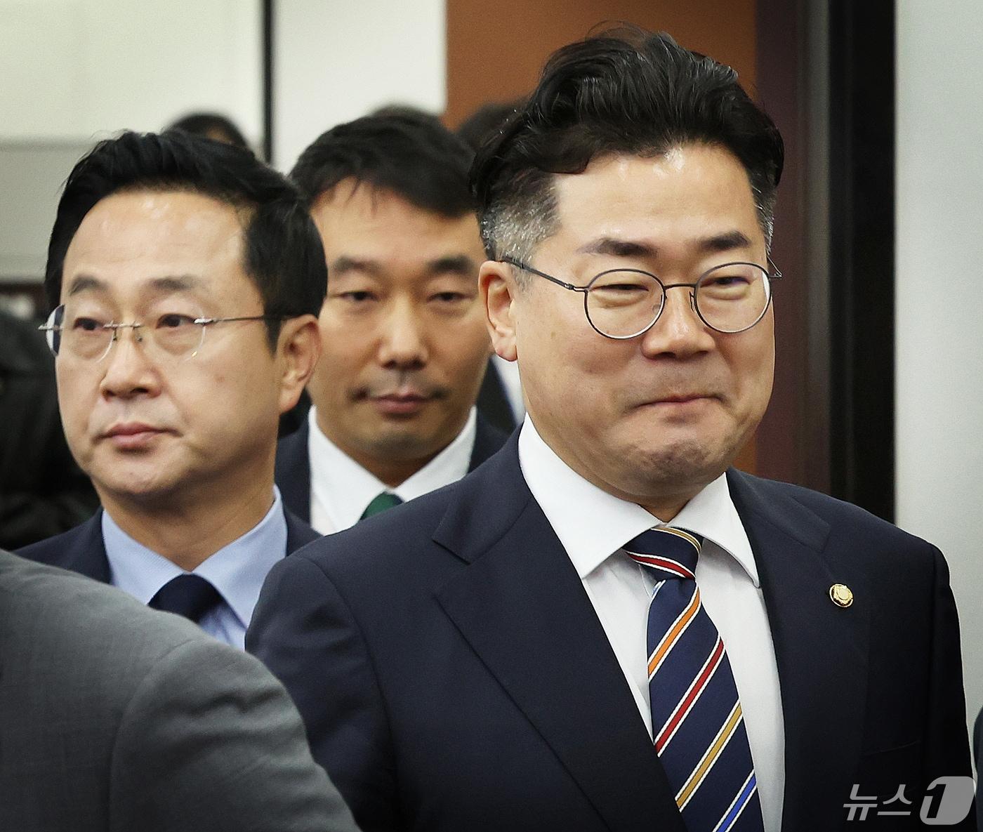 본문 이미지 - 박찬대 더불어민주당 원내대표가 7일 서울 여의도 국회에서 열린 원내대책회의에 참석 하고 있다. 2024.5.7/뉴스1 ⓒ News1 송원영 기자