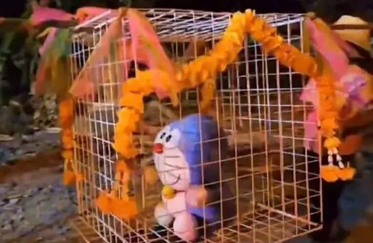 본문 이미지 - 태국 나콘사완 지역 전통 기우제에 등장한 도라에몽 인형. <출처=엑스 갈무리>