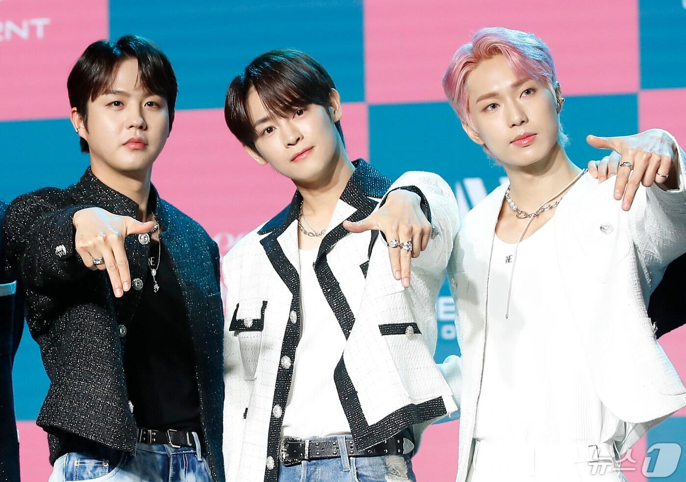 어센트 인준(왼쪽부터)과 가람, 제이가 7일 서울 강남구 일지아트홀에서 가진 첫 번째 싱글 앨범 '익스펙팅 투모로우(Expecting Tomorrow)' 쇼케이스에서 포즈를 취하고 있다. 2024.5.7/뉴스1 ⓒ News1 권현진 기자