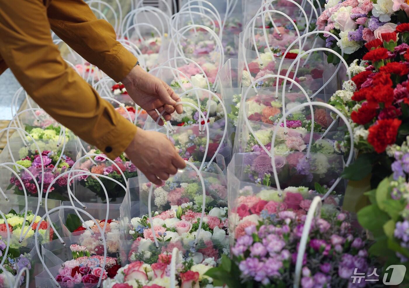 서울 서초구 강남고속버스터미널 지하상가 꽃가게를 찾은 시민들이 진열된 카네이션을 고르고 있다. 2024.5.7/뉴스1 ⓒ News1 박정호 기자