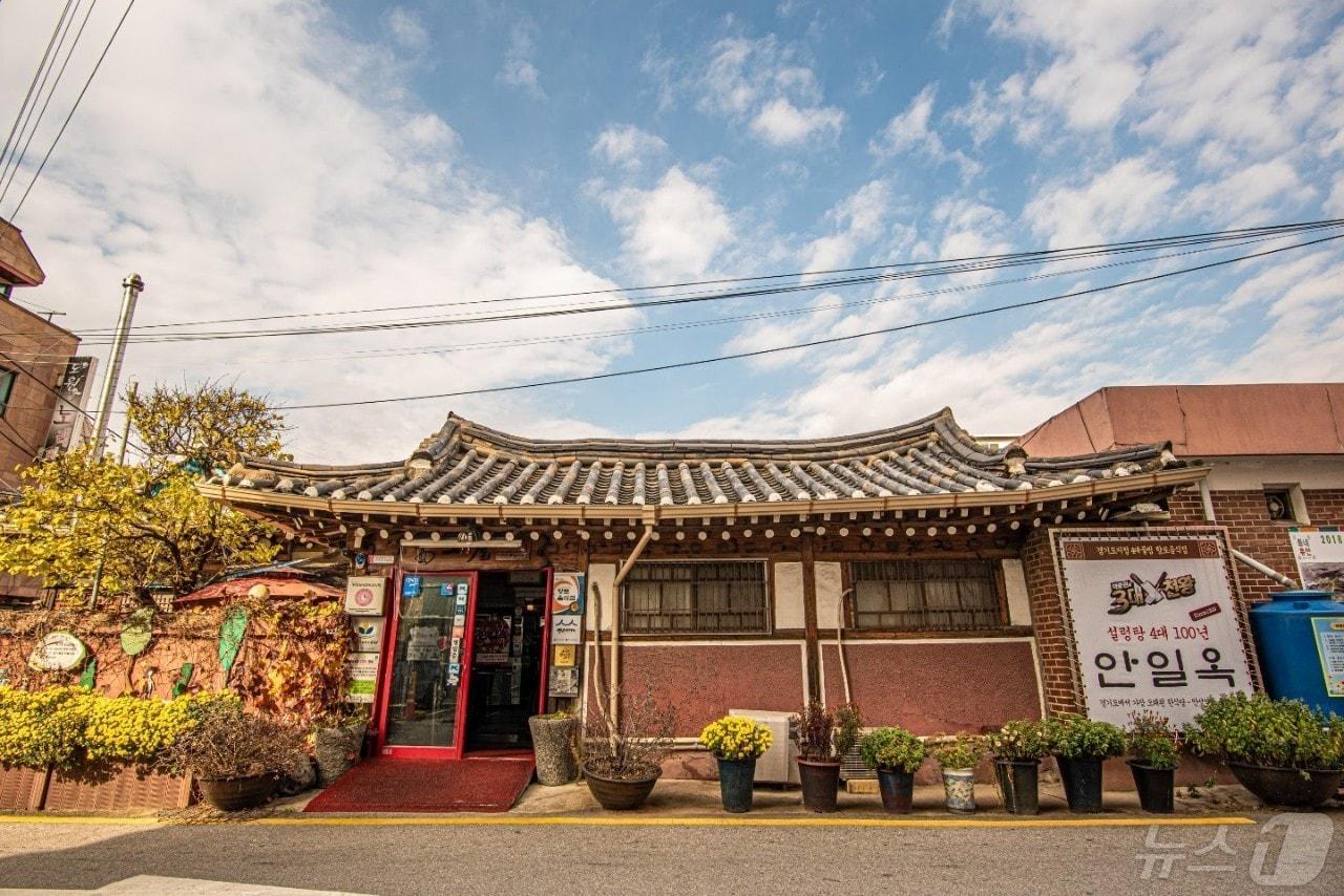 본문 이미지 - 경기관광공사는 경기도와 함께 ‘2024 경기노포 선정 및 활성화 지원사업’을 추진한다. 사진은 지난해 선정된 안성시 안일옥 모습.(경기관광공사 제공)/